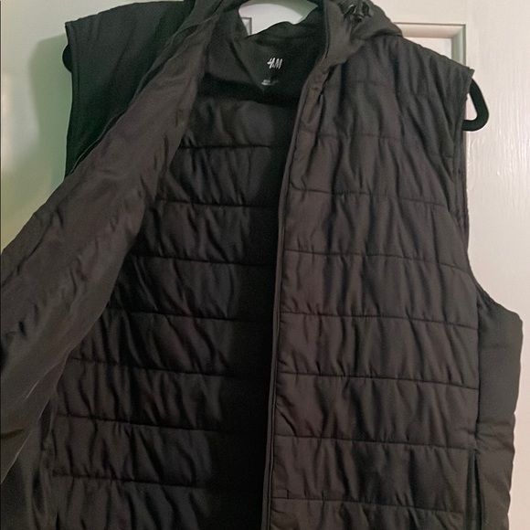 H&M Black Quilted Vest for Versatile Layering - Picture 2 of 3